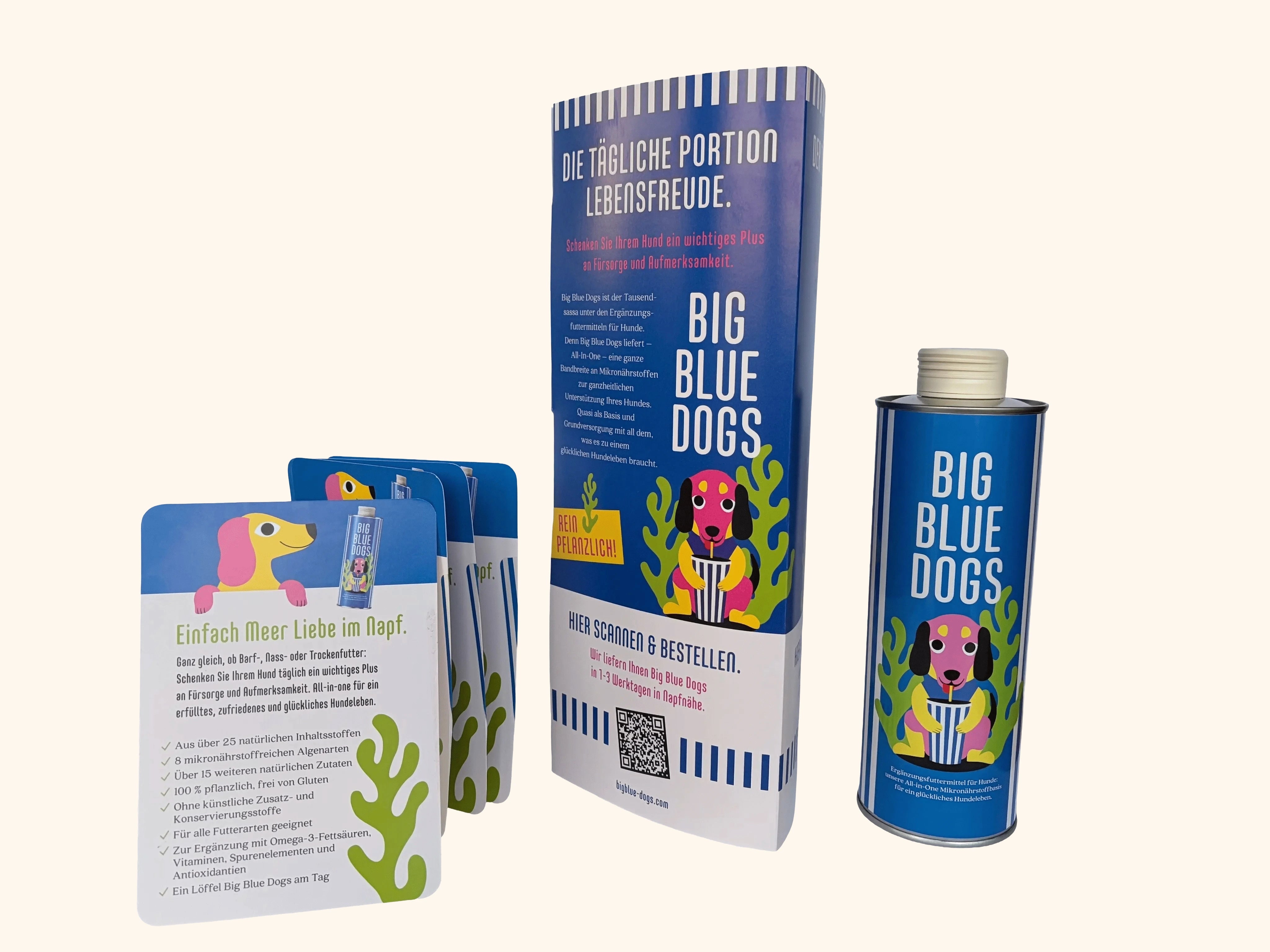 Die POS-Materialien vom Big Blue Dogs Partnerprogramm: 1. Musterflasche, 2. Aufsteller Prisma, 3. Postkarten zum Verteilen - Foto Querformat