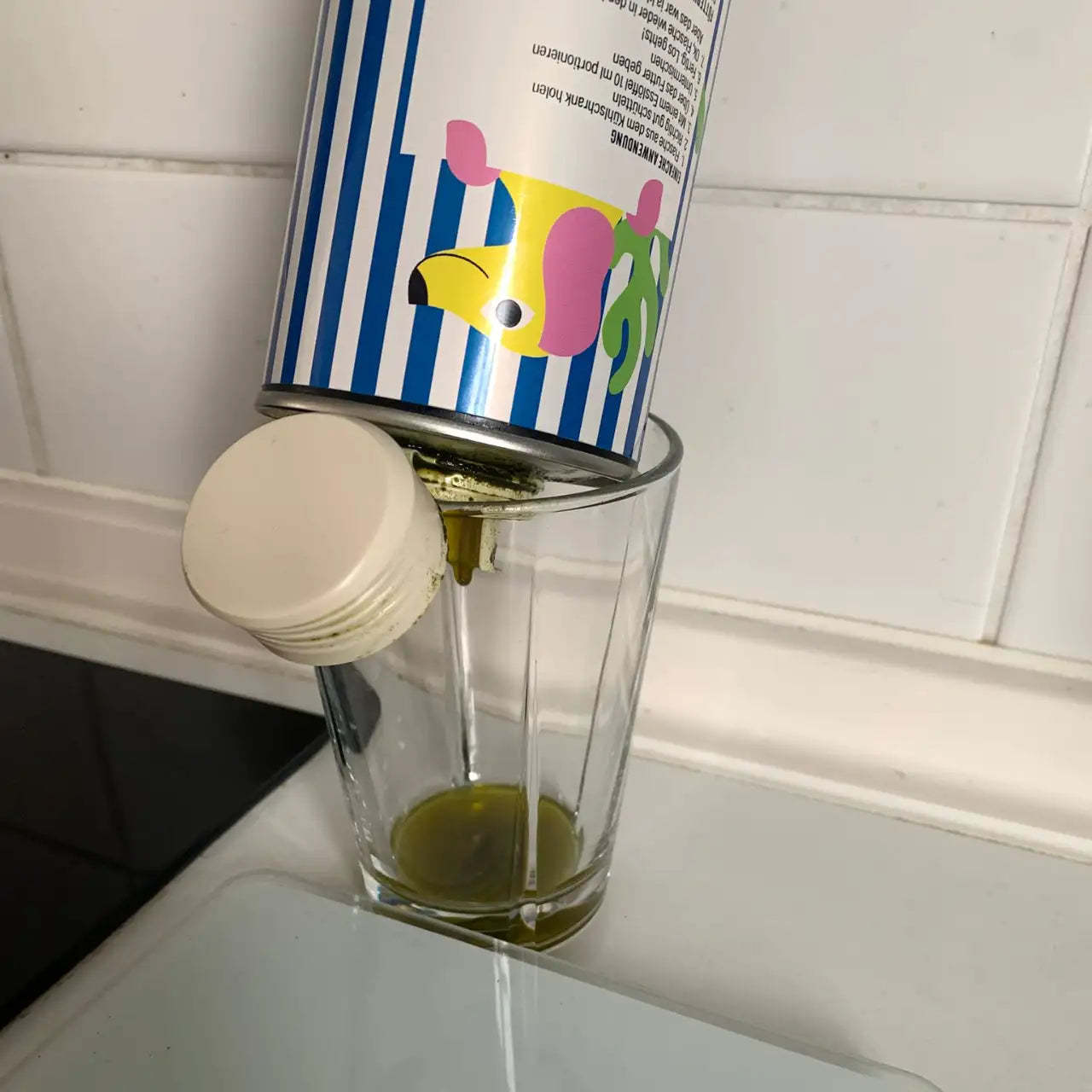 Kundin Antje meint "Ich kann nur Gutes von Big Blue Dogs berichten, Kelly und ich sind überzeugt." Jeder Tropfen wird herausgepresst, man sieht Big Blue Dogs Flasche auf dem Kopf stehend.