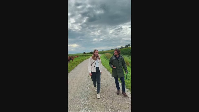 Big Blue Dogs Hundeernährungsexpertin Lucia geht mit einem der Firmengründer Christoph spazieren und teilt ihre Expertise über Ergänzungsfuttermittel Ja oder Nein für Hunde